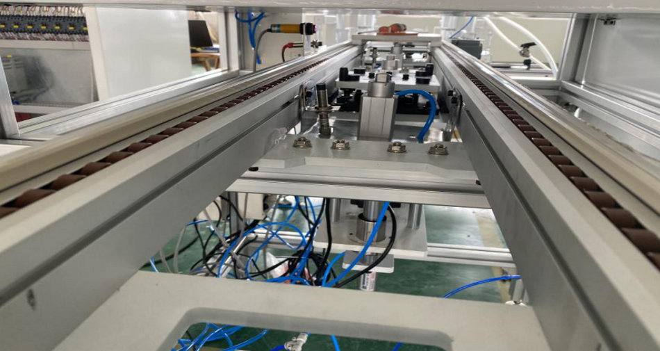 Z6尊龙特瓷陶瓷橡胶复合衬板硫化喷胶线